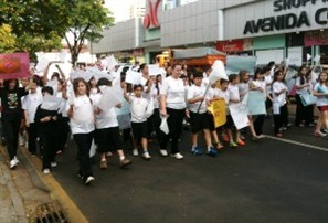 Centenas de crianças saem às ruas em homenagem ao menino Arthur e em protesto contra a violência